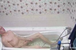Caméra cachée : Minet hétéro se branle dans sa baignoire