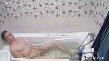 Caméra cachée : Minet hétéro se branle dans sa baignoire
