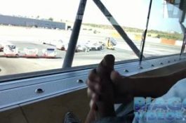 Un branleur sort sa queue dans le hall d’un aéroport